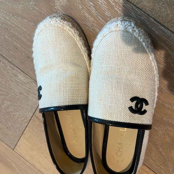 CHANEL Cream and Black Espadrille Flats - Picture 4 of 12
